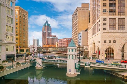 Self-Guided Scavenger Hunt: Milwaukee A Splash of Color