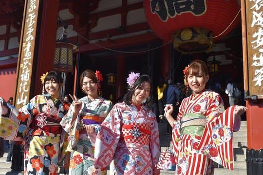 Ride a rickshaw wearing a kimono in Asakusa! Enjoy authentic traditional culture!